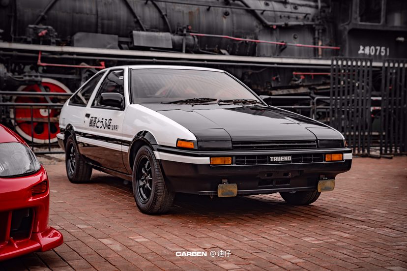 Ae86 该车原是丰田卡罗拉第五代车型 19年投入生产线 因经典漫画头文字d而出名 后因日本漂移大师土屋圭市作为座驾并且完成了6连胜而被广大 车迷朋友们奉为 神车 Carben车本部落